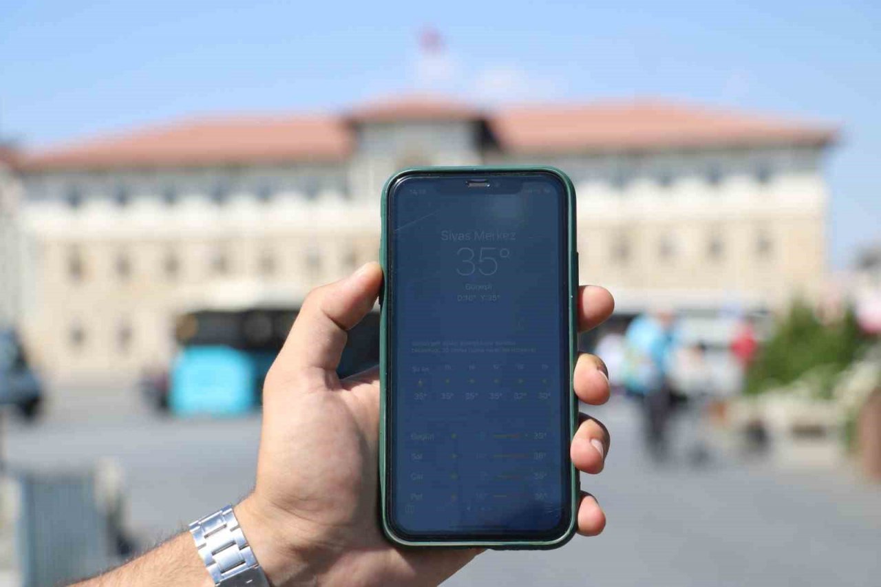 Sivas’ta kavuran sıcağa rağmen terk edilmeyen alışkanlık görenleri hayrete düşürdü