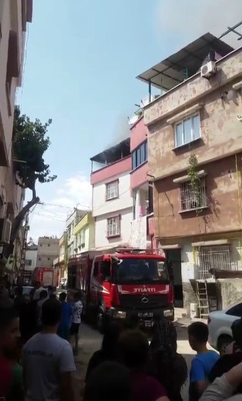 Gaziantep’te evin çatısında çıkan yangın korkuttu