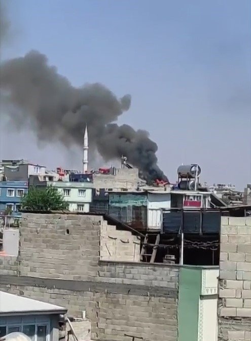Gaziantep’te evin çatısında çıkan yangın korkuttu