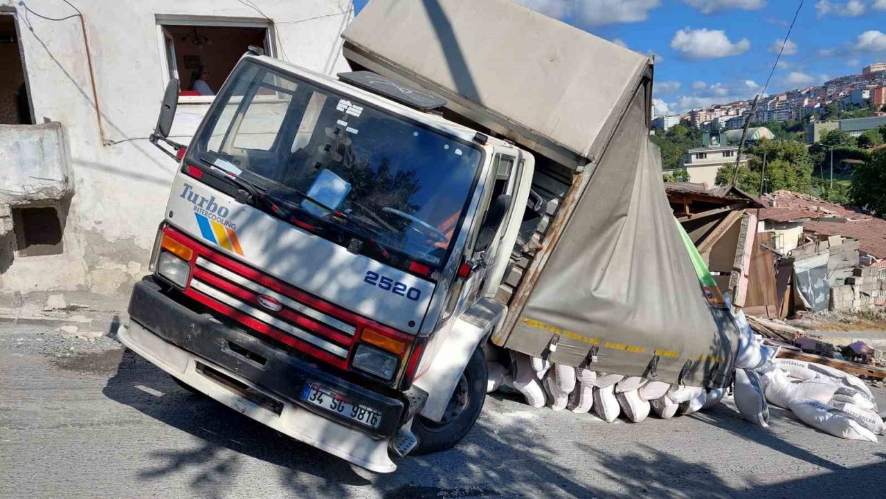 Gaziosmanpaşa’da freni patlayan kamyon bir evin duvarını yıkarak durdu