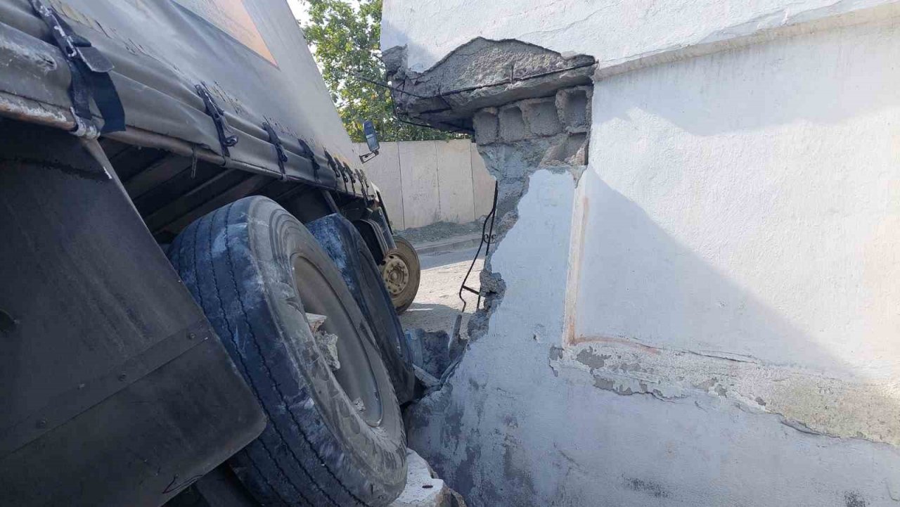 Gaziosmanpaşa’da freni patlayan kamyon bir evin duvarını yıkarak durdu