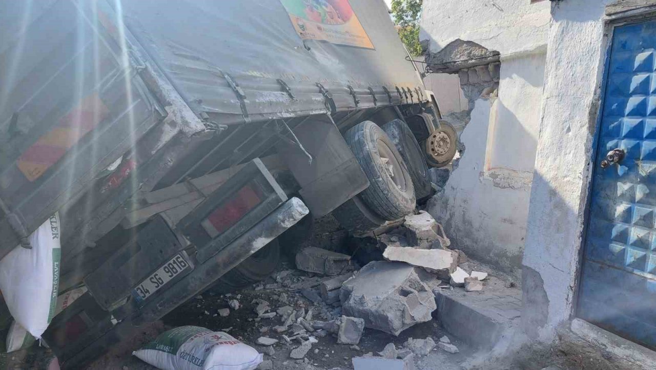 Gaziosmanpaşa’da freni patlayan kamyon bir evin duvarını yıkarak durdu