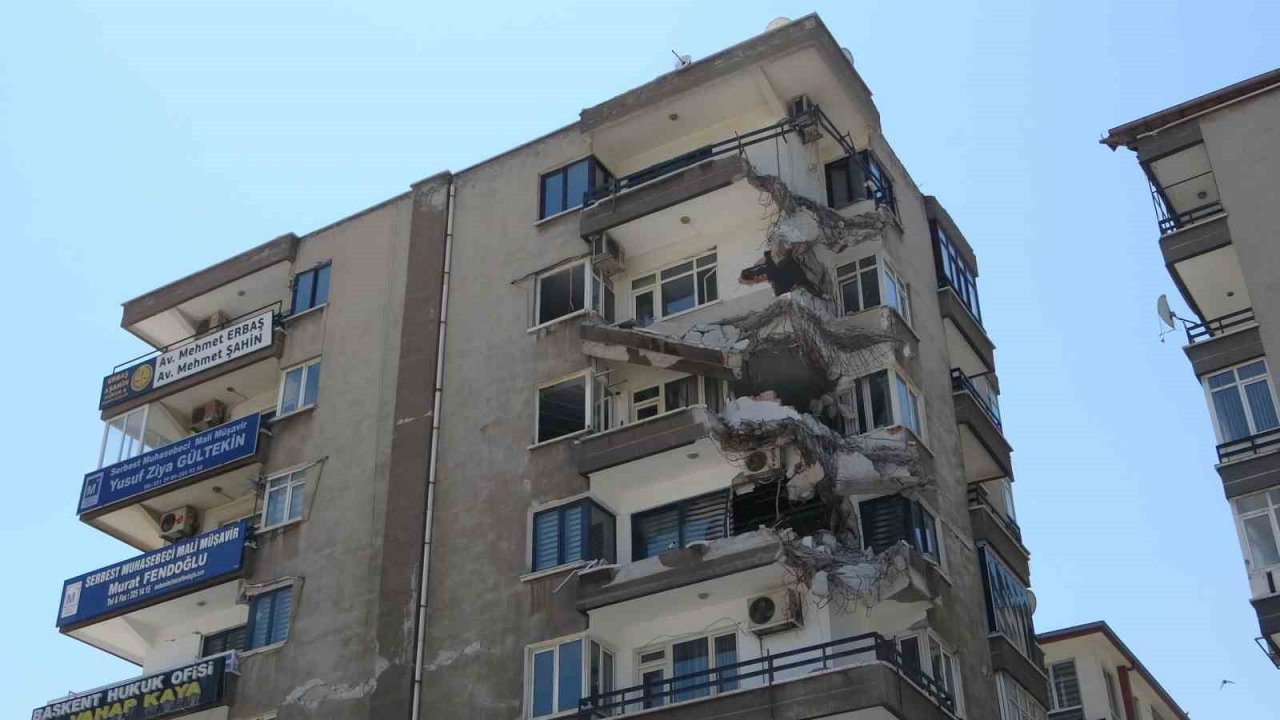 Malatya’da bir bölümü yıkılan bina tehlike saçıyor
