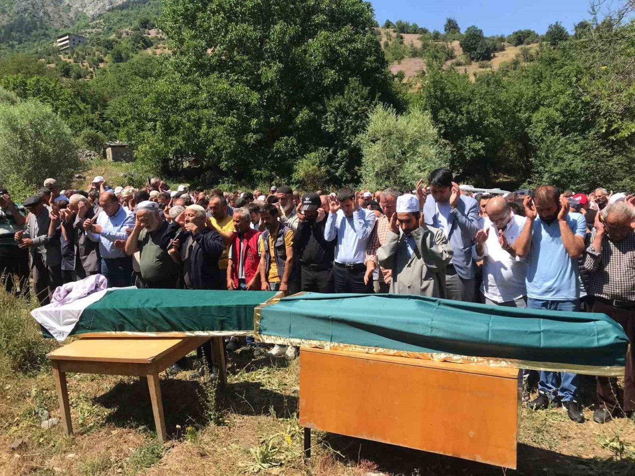 “O ölürse ben de ölürüm” dediği eşiyle yan yana defnedildi