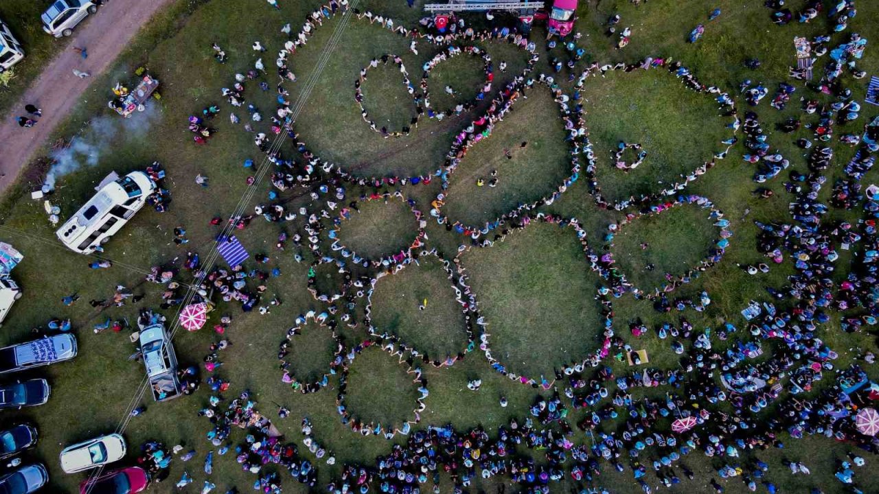 Yüzlerce insanın katıldığı Gevrek Festivalinde horonun muhteşem uyumu havadan görüntülendi