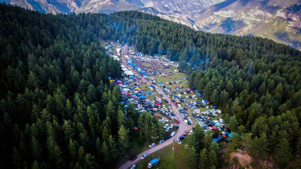 Yüzlerce insanın katıldığı Gevrek Festivalinde horonun muhteşem uyumu havadan görüntülendi