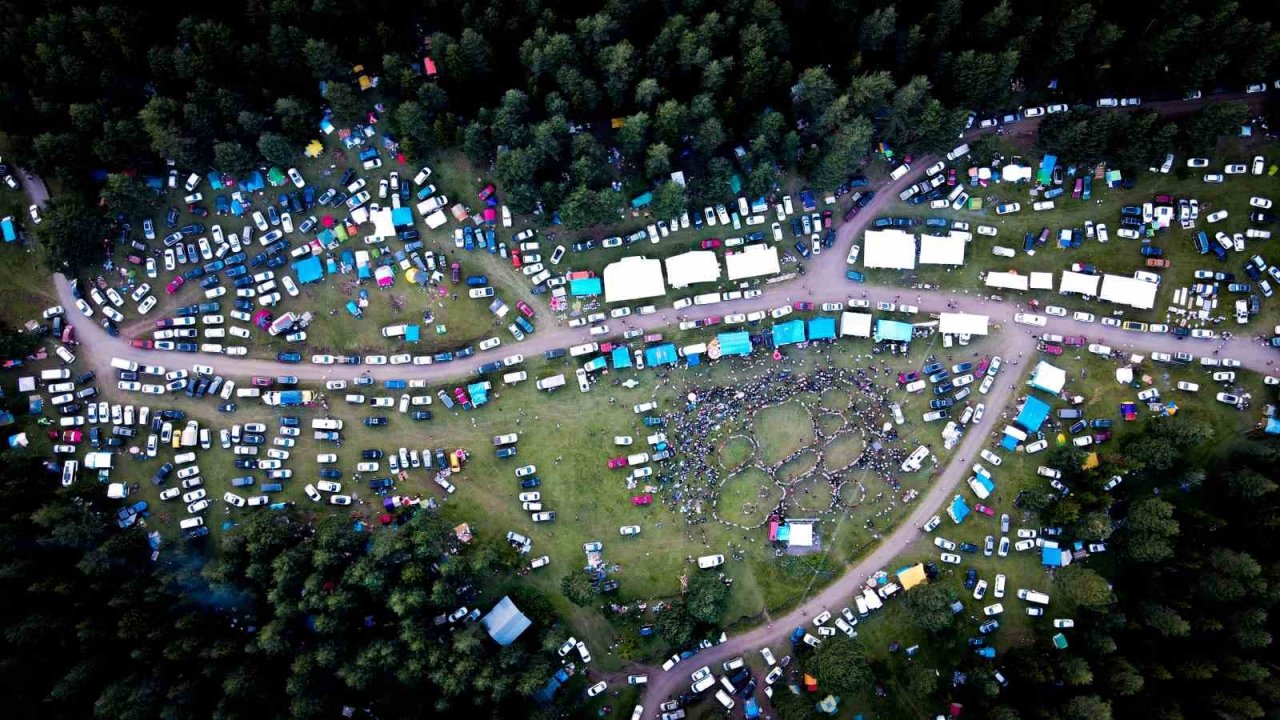 Yüzlerce insanın katıldığı Gevrek Festivalinde horonun muhteşem uyumu havadan görüntülendi