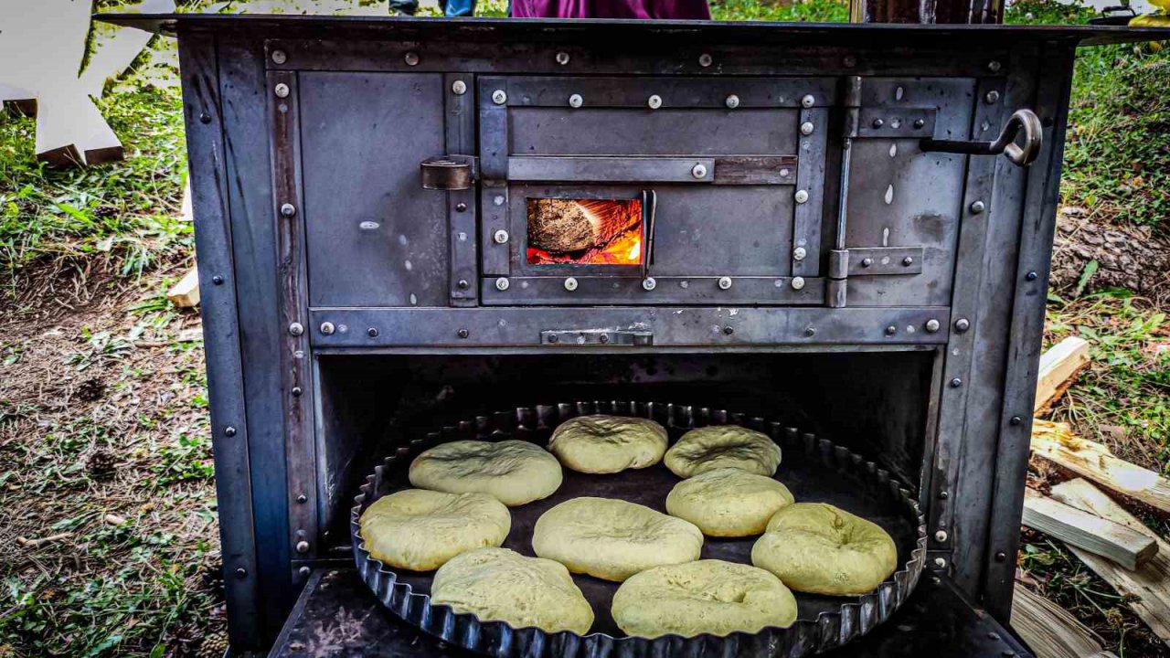 Yüzlerce insanın katıldığı Gevrek Festivalinde horonun muhteşem uyumu havadan görüntülendi