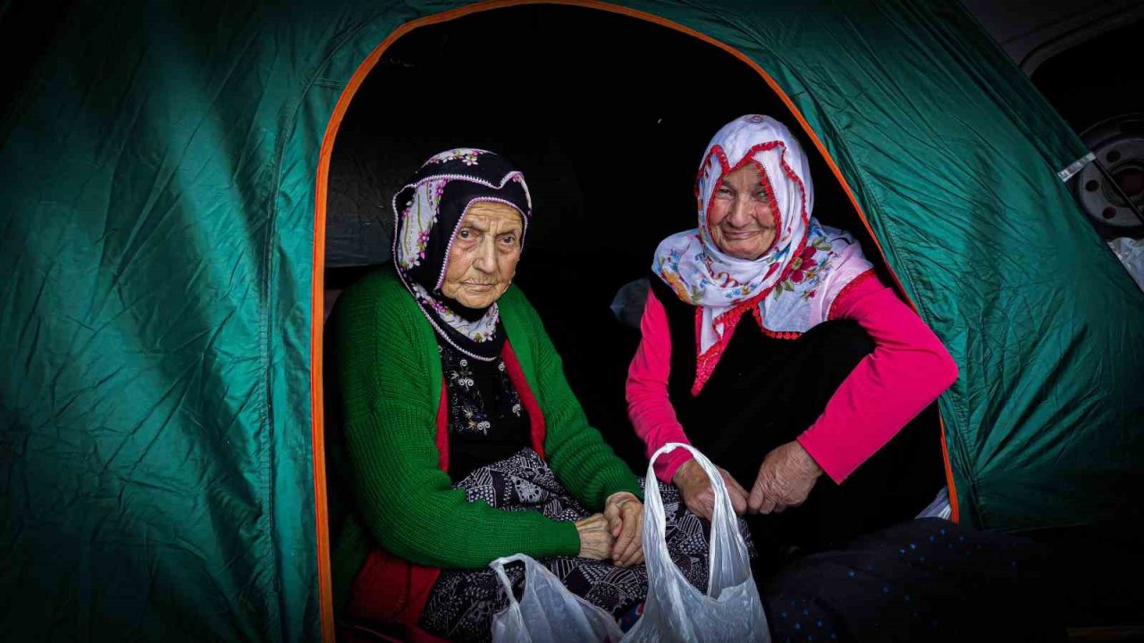 Yüzlerce insanın katıldığı Gevrek Festivalinde horonun muhteşem uyumu havadan görüntülendi