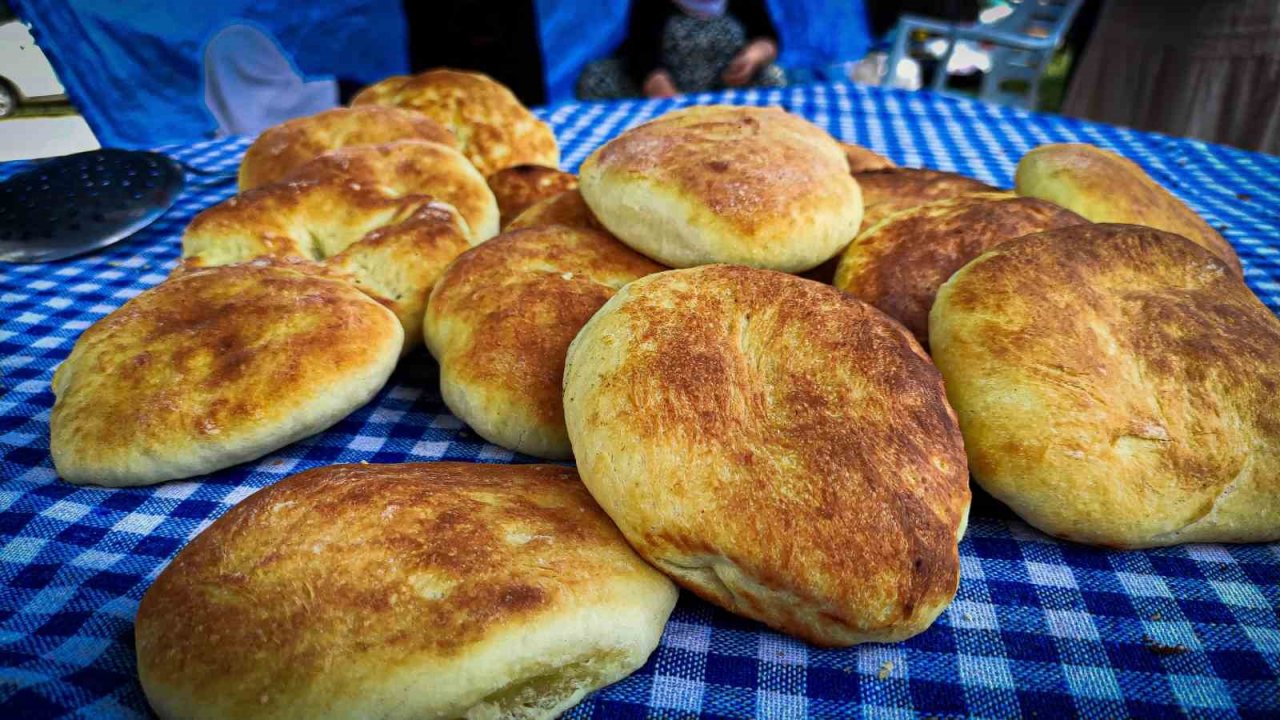 Yüzlerce insanın katıldığı Gevrek Festivalinde horonun muhteşem uyumu havadan görüntülendi