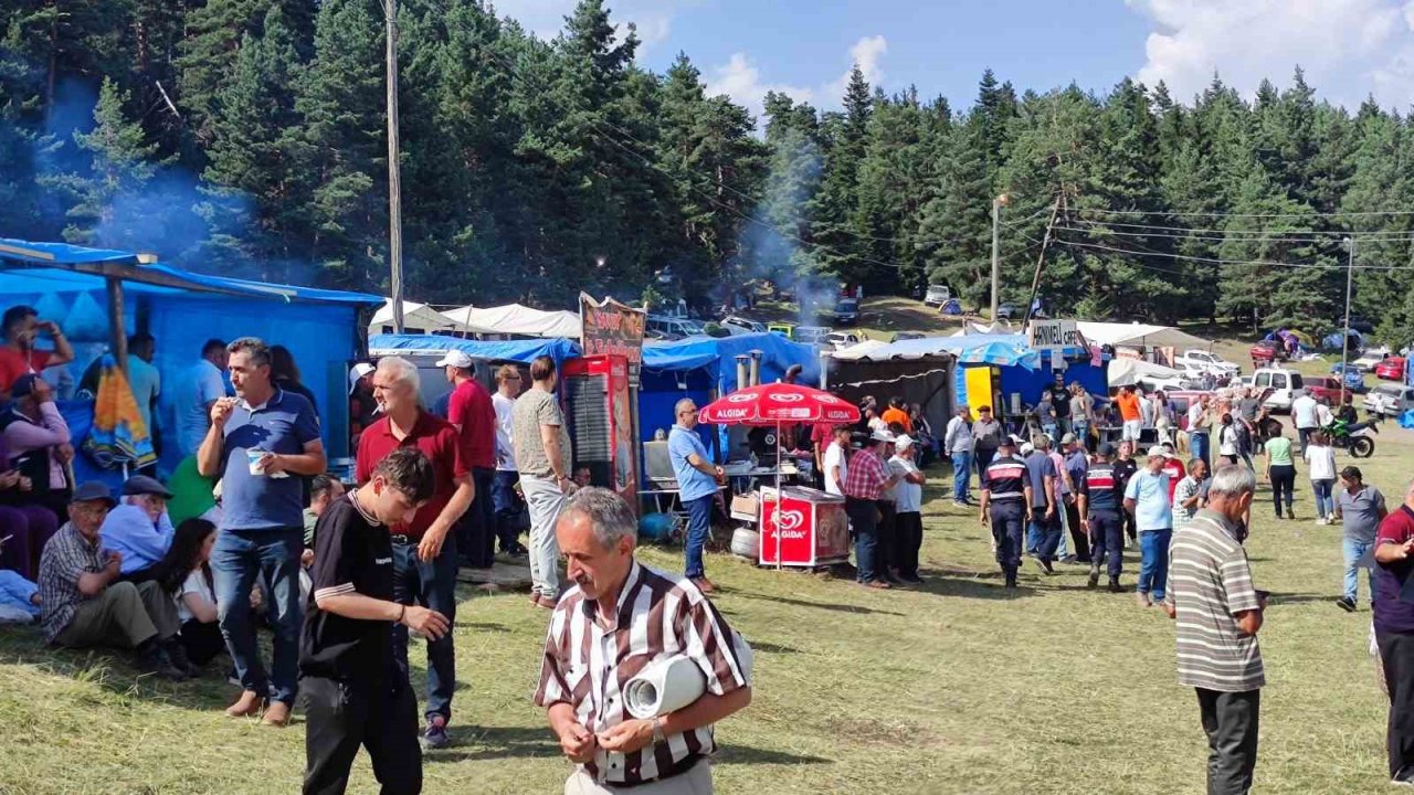 Yüzlerce insanın katıldığı Gevrek Festivalinde horonun muhteşem uyumu havadan görüntülendi