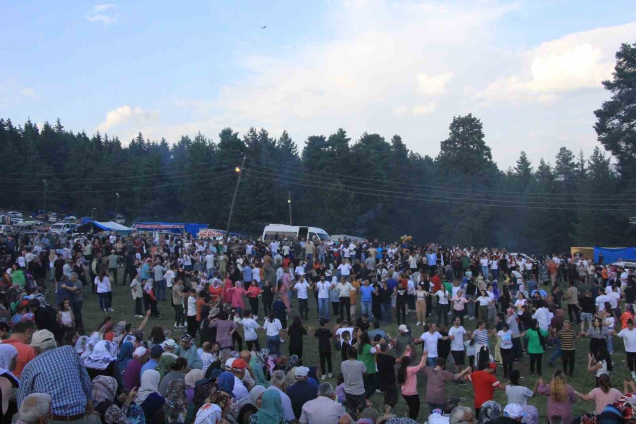 Yüzlerce insanın katıldığı Gevrek Festivalinde horonun muhteşem uyumu havadan görüntülendi