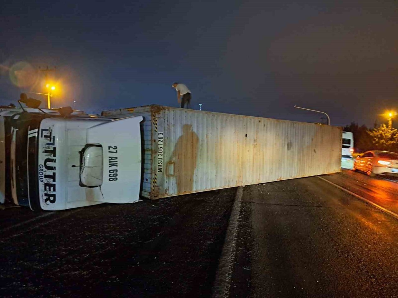 Hafif ticari araçla çarpışan tır devrildi: 2 yaralı