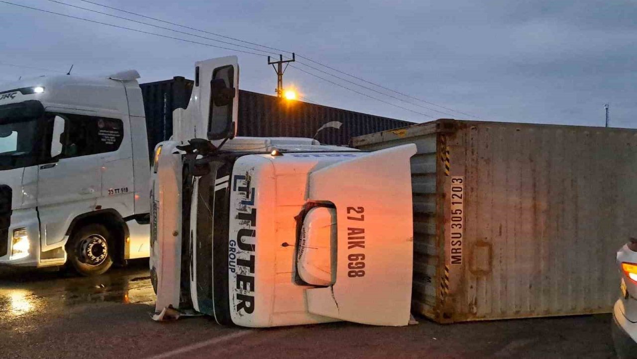 Hafif ticari araçla çarpışan tır devrildi: 2 yaralı