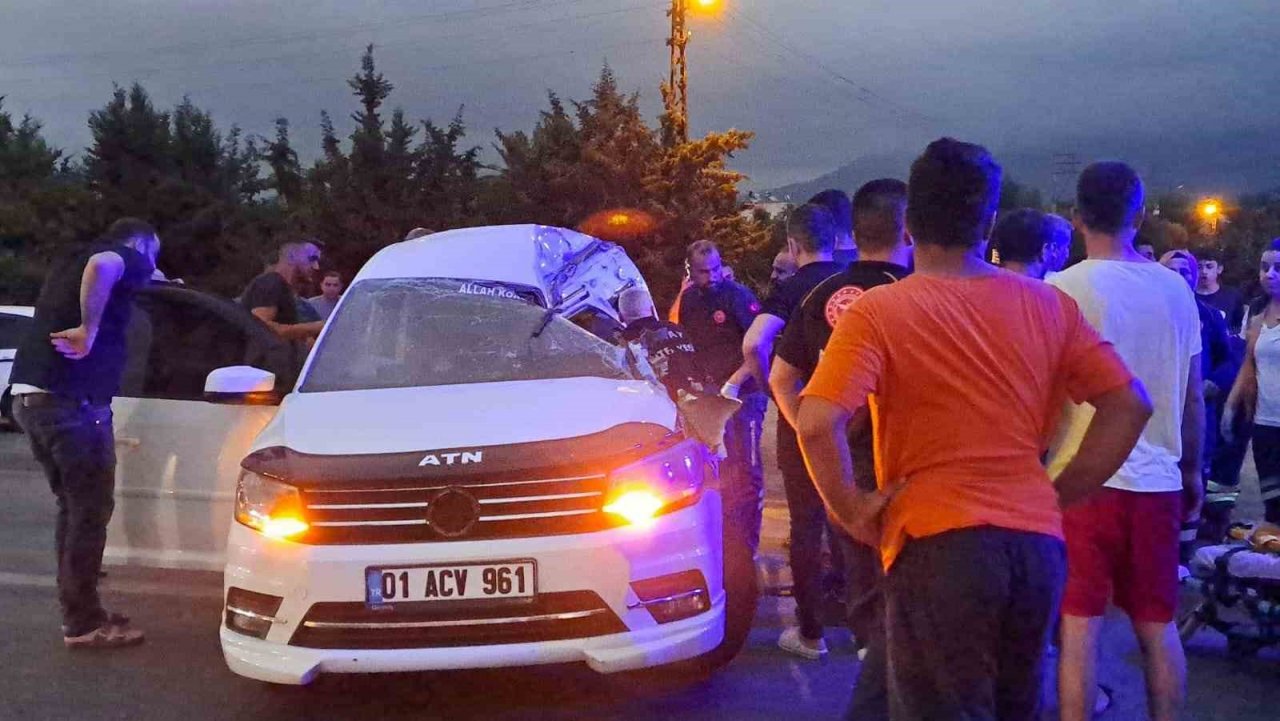 Hafif ticari araçla çarpışan tır devrildi: 2 yaralı