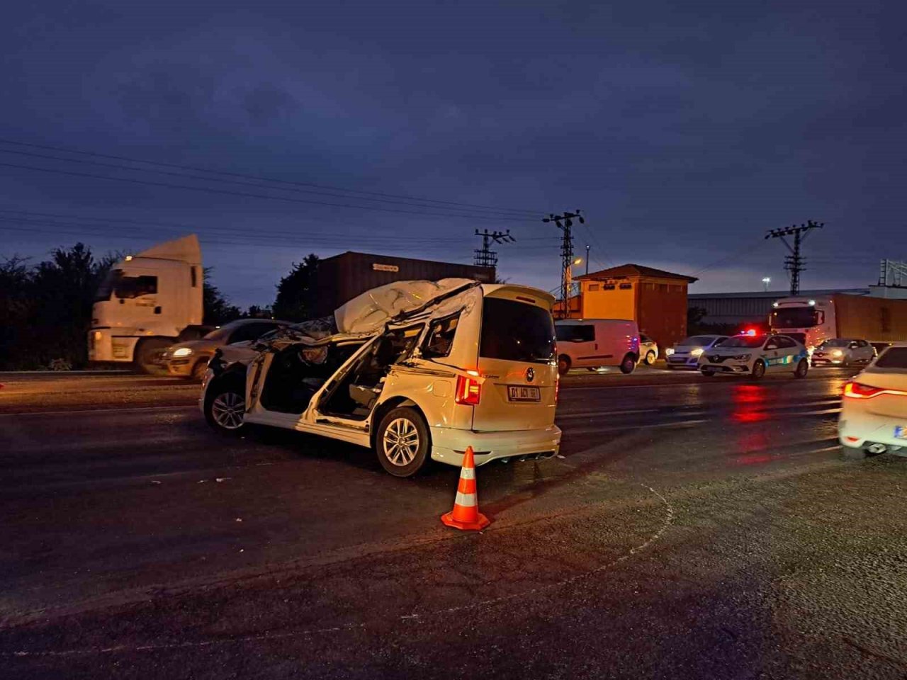 Hafif ticari araçla çarpışan tır devrildi: 2 yaralı