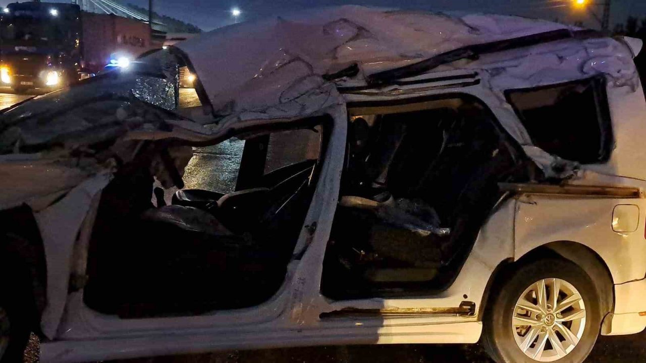 Hafif ticari araçla çarpışan tır devrildi: 2 yaralı