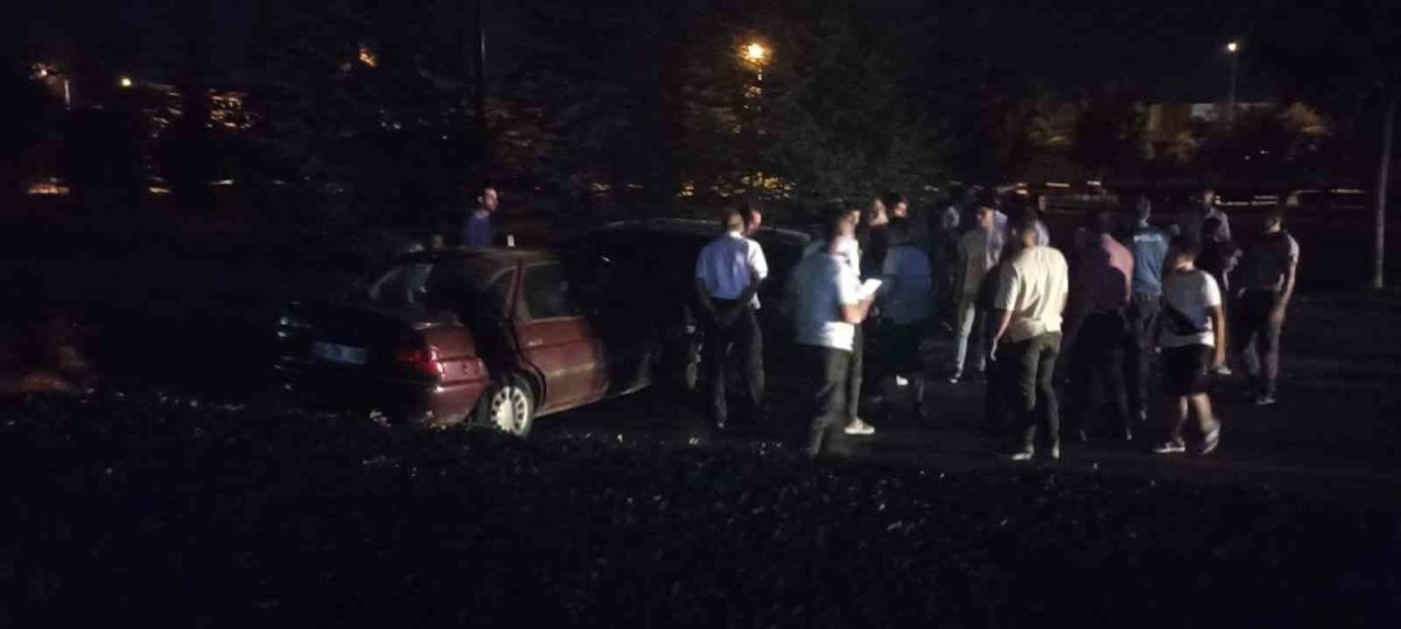 Birbiriyle çarpışan 2 araç kullanılamaz hale geldi