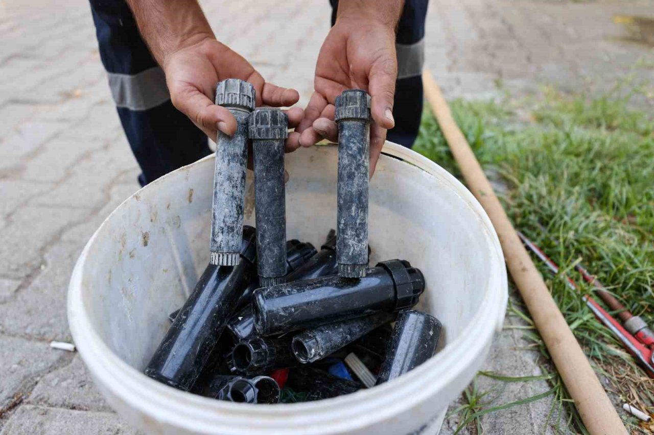 Buca’da çocuk park yakılmıştı, vandallar bu kez fıskiyeleri kırdı
