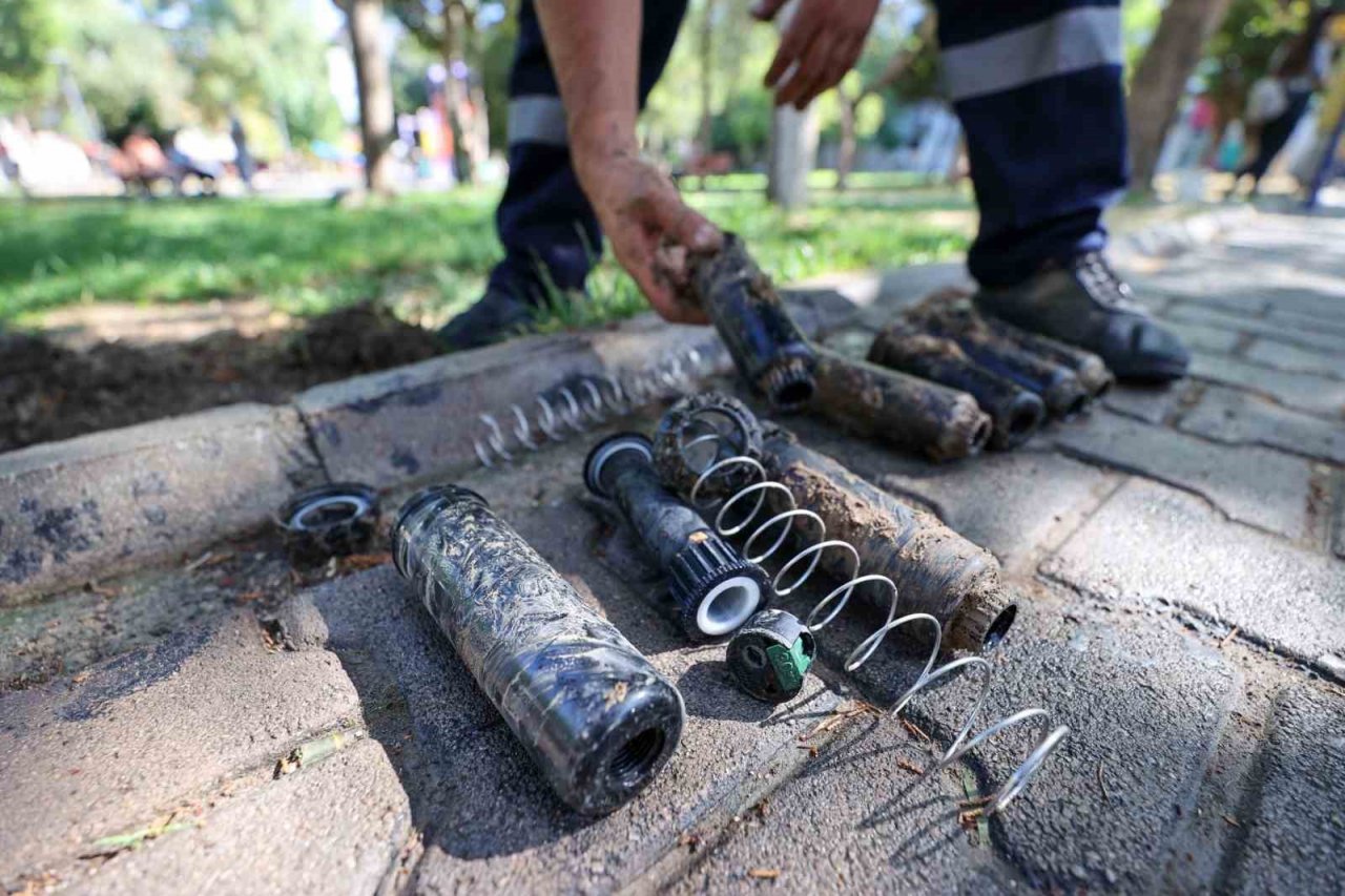 Buca’da çocuk park yakılmıştı, vandallar bu kez fıskiyeleri kırdı