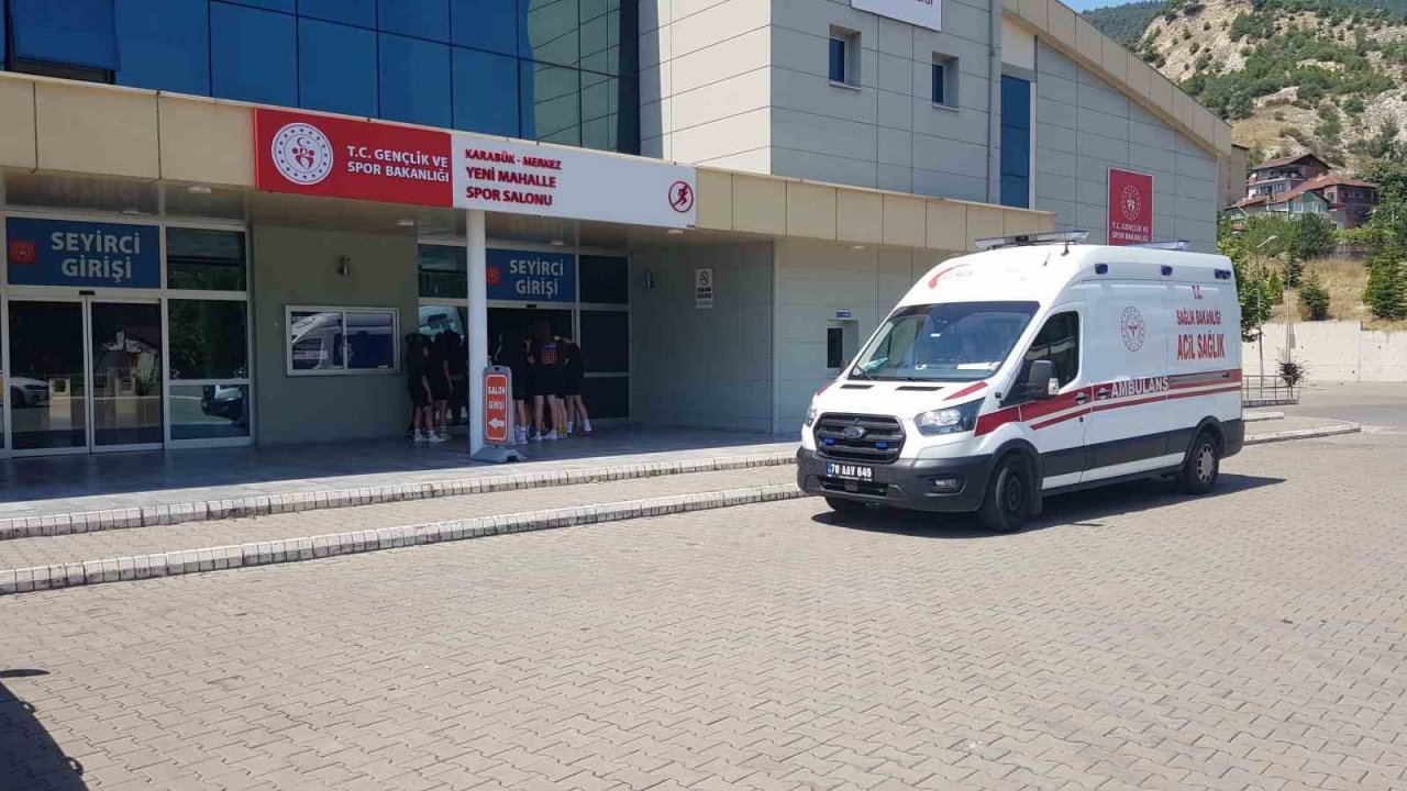 Kavgayı ayırmak için tribünden atlayan şahsın ayak bileği kırıldı