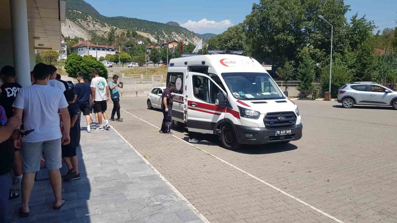 Kavgayı ayırmak için tribünden atlayan şahsın ayak bileği kırıldı