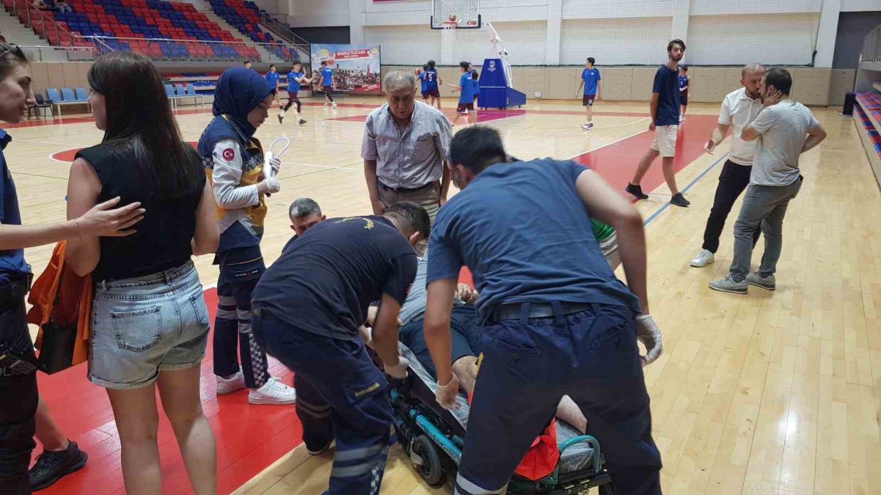 Kavgayı ayırmak için tribünden atlayan şahsın ayak bileği kırıldı