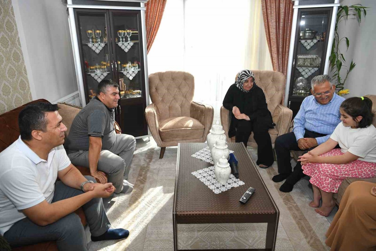 Başkan Büyükkılıç, Özel Öğrenci Zeynep’in Misafiri Oldu