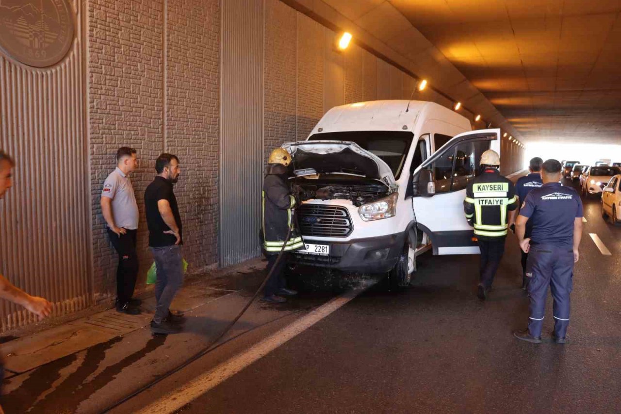 Kayseri’de faciaya ramak kaldı: İşçi servisi yangını söndürüldü