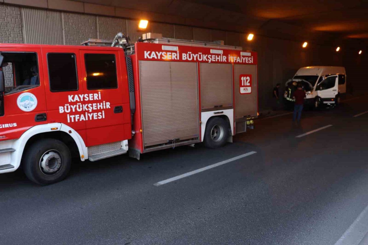 Kayseri’de faciaya ramak kaldı: İşçi servisi yangını söndürüldü