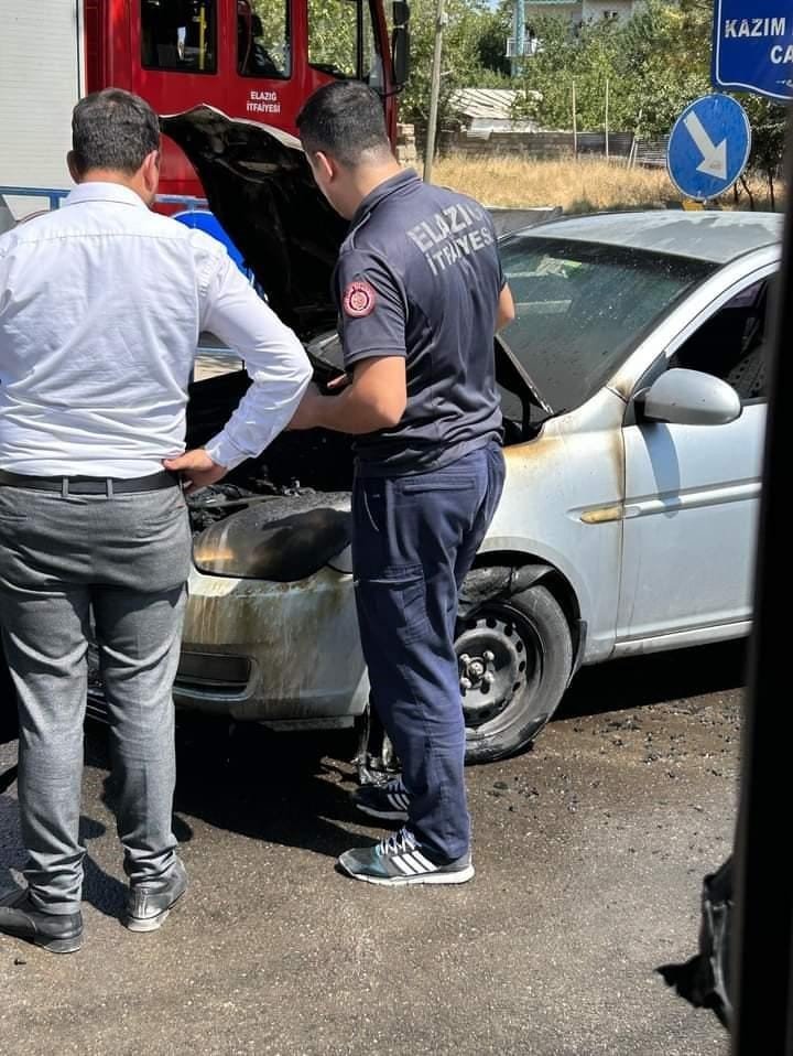 Elazığ’da seyir halindeki araç yandı