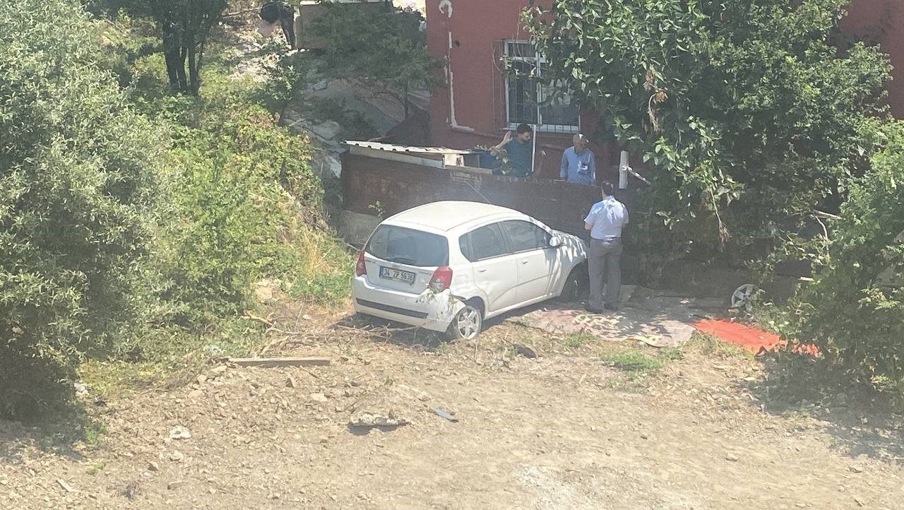 Yoldan çıkan otomobil bahçe duvarına çarptı
