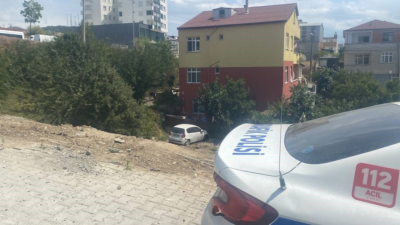 Yoldan çıkan otomobil bahçe duvarına çarptı
