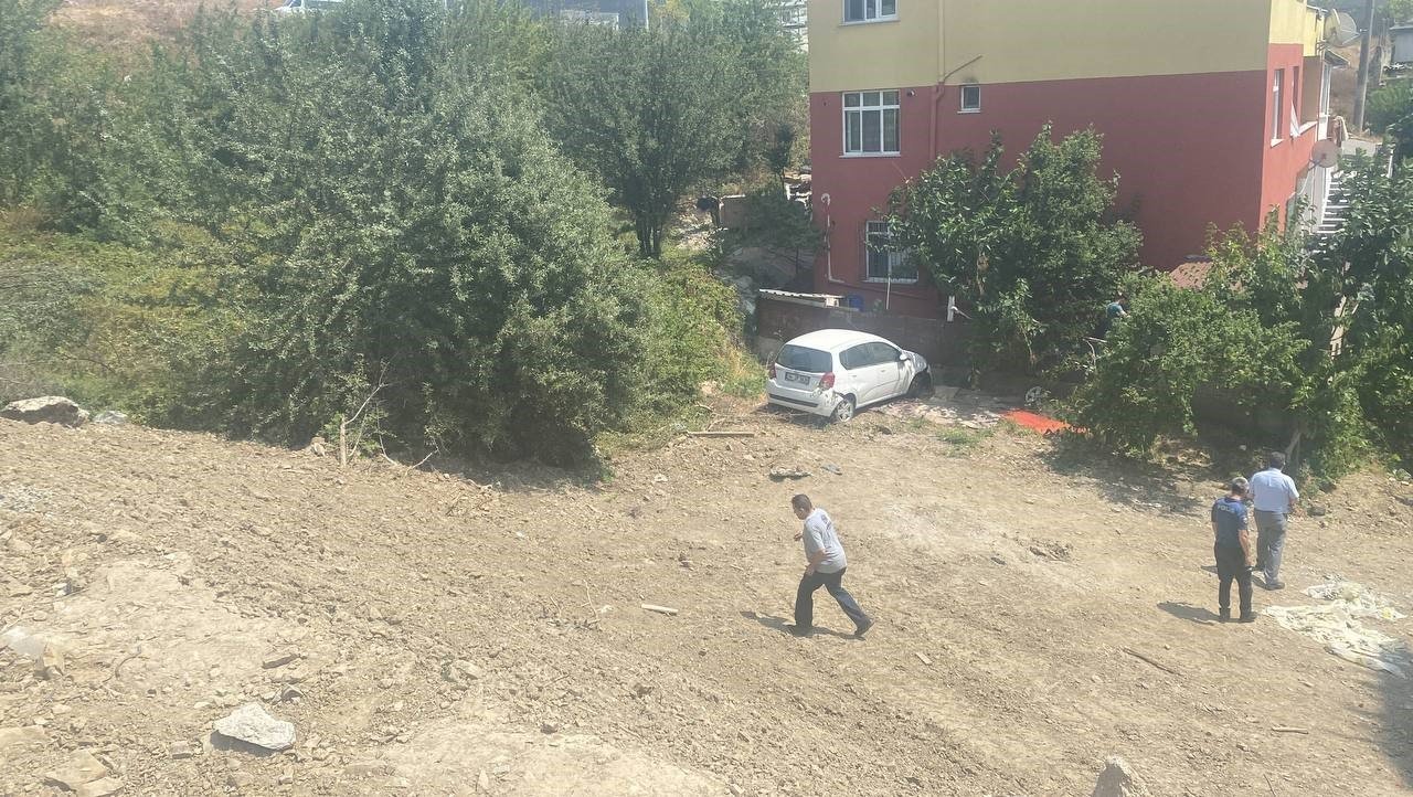 Yoldan çıkan otomobil bahçe duvarına çarptı