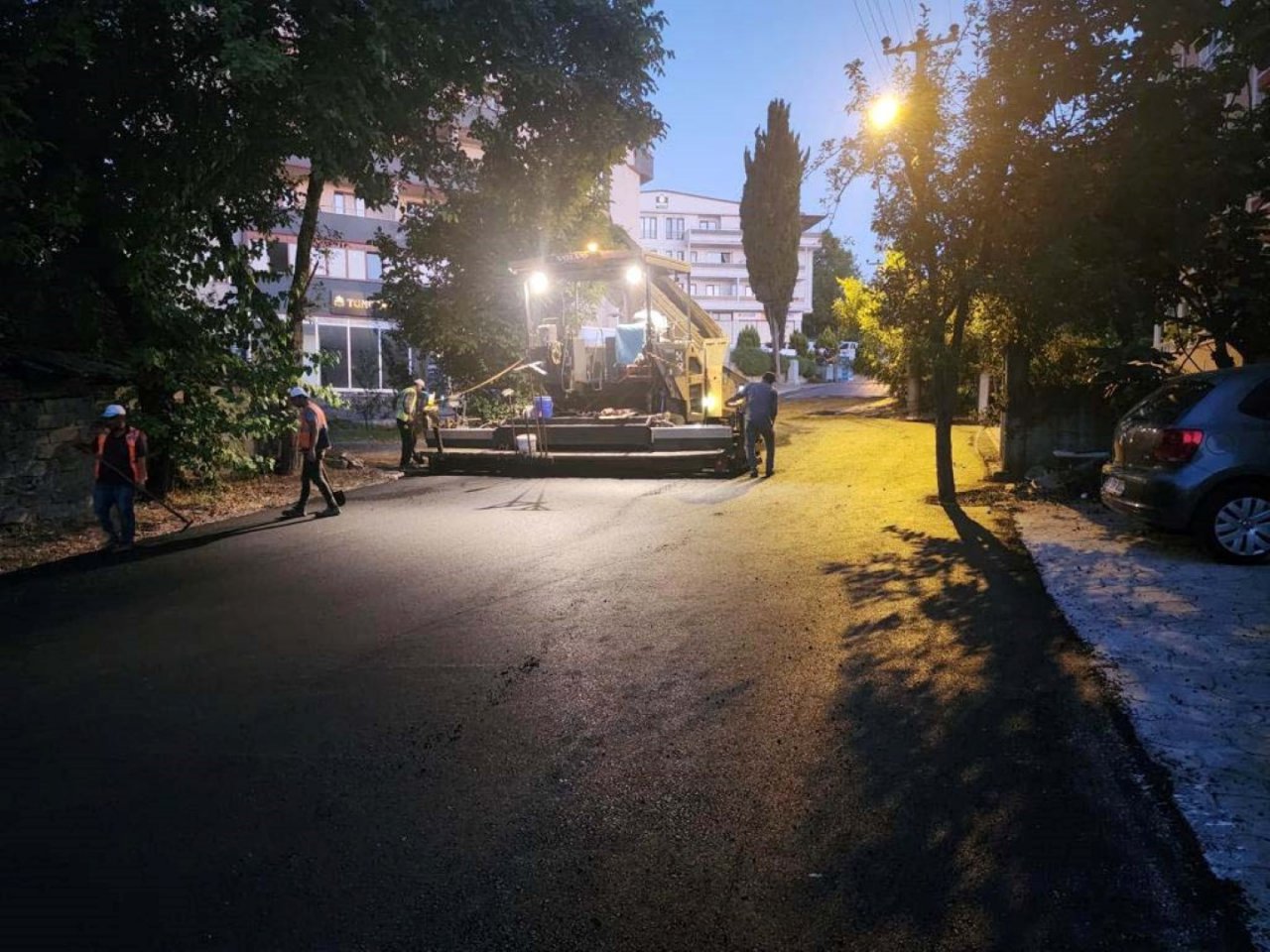 Başiskele Kahramanlar Caddesine 150 ton asfalt serildi