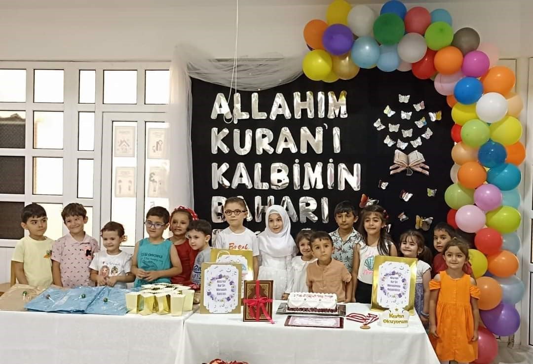 Kur’an öğrenen minikler taç giydiler