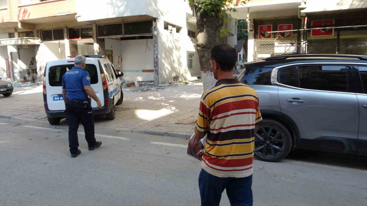 Ağır hasarlı binadaki asansörü sökmeye çalışan işçi 4’üncü kattan düştü