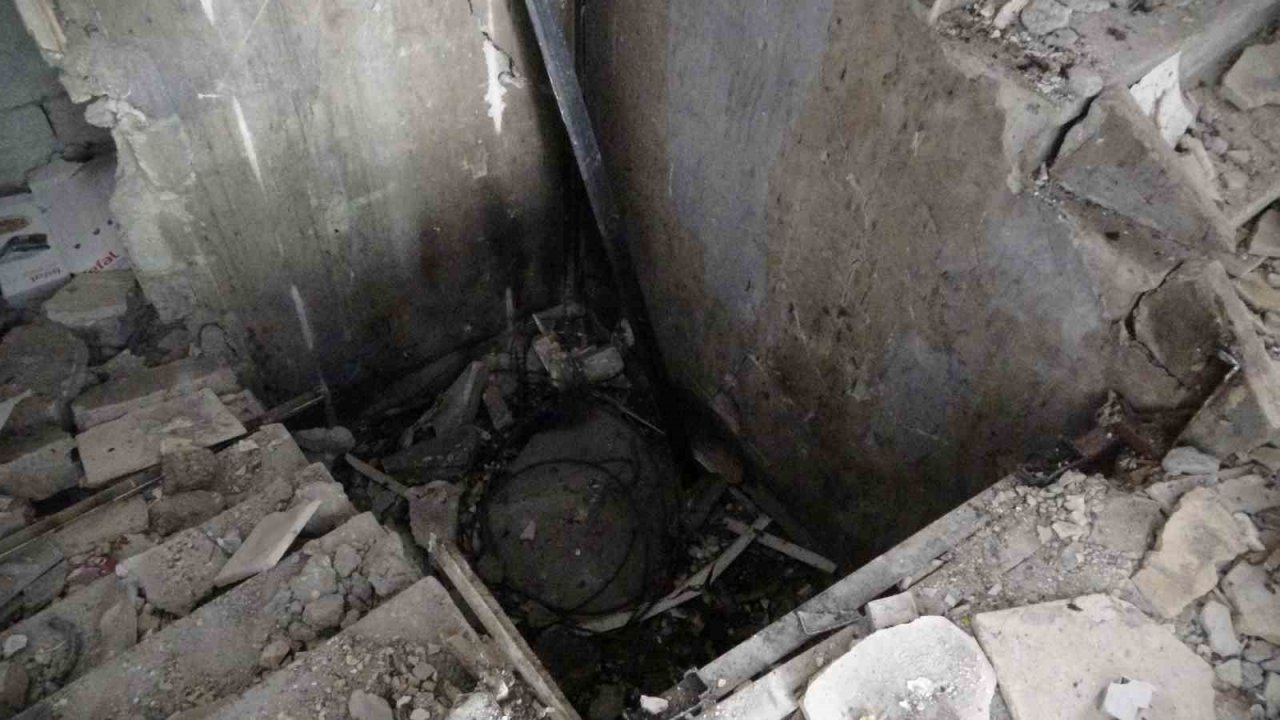 Ağır hasarlı binadaki asansörü sökmeye çalışan işçi 4’üncü kattan düştü