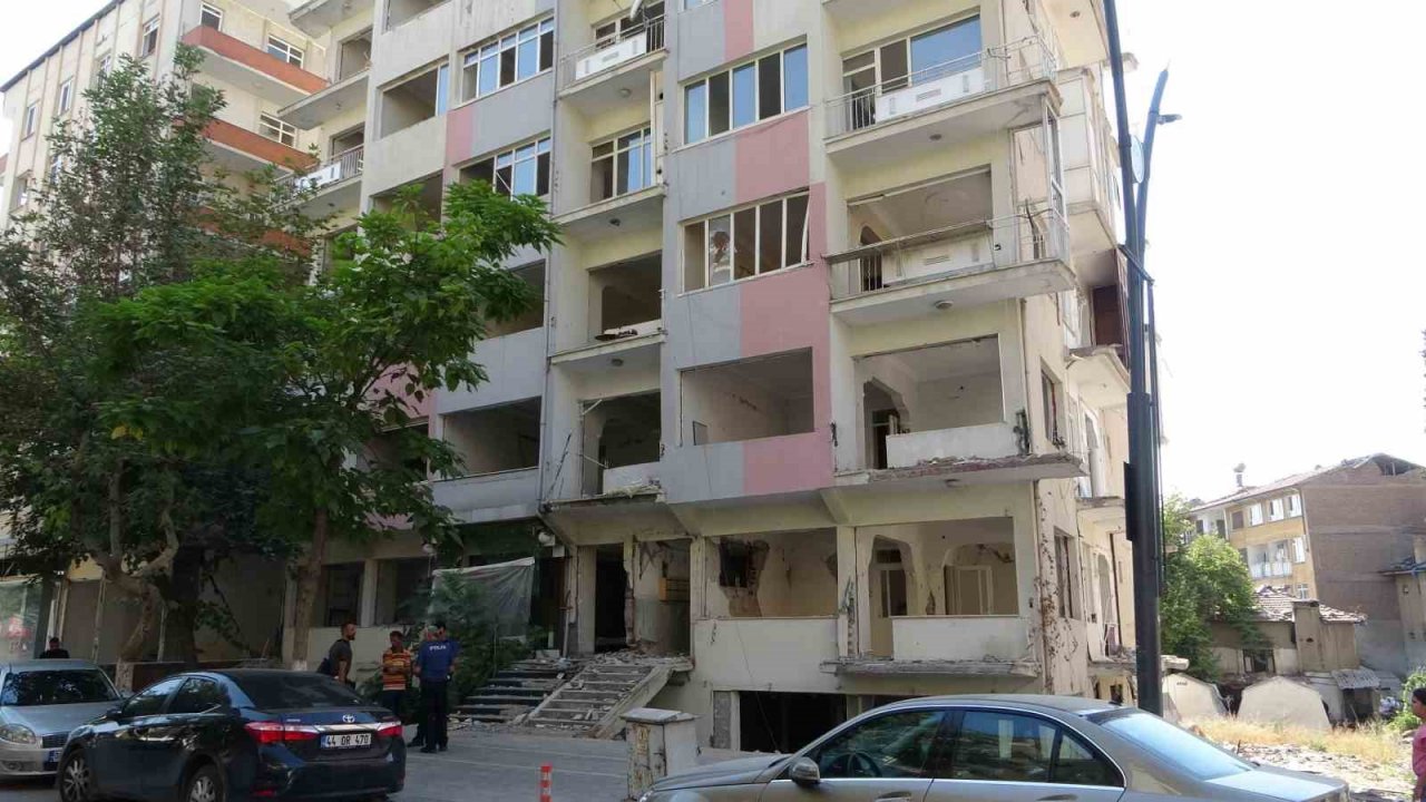 Ağır hasarlı binadaki asansörü sökmeye çalışan işçi 4’üncü kattan düştü