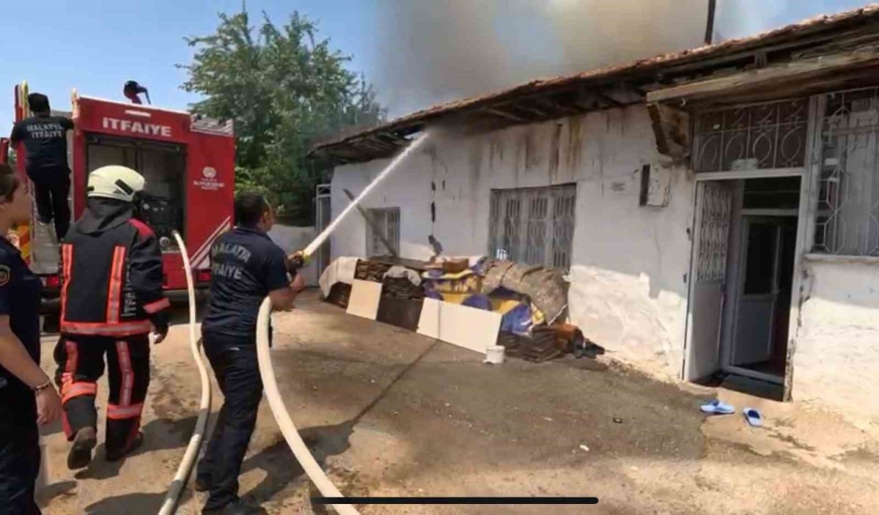 Tek katlı evde çıkan yangın korkuttu