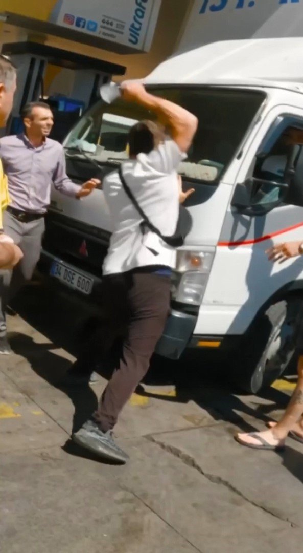 Maltepe’de akaryakıt istasyonunda satırlı kavga kamerada
