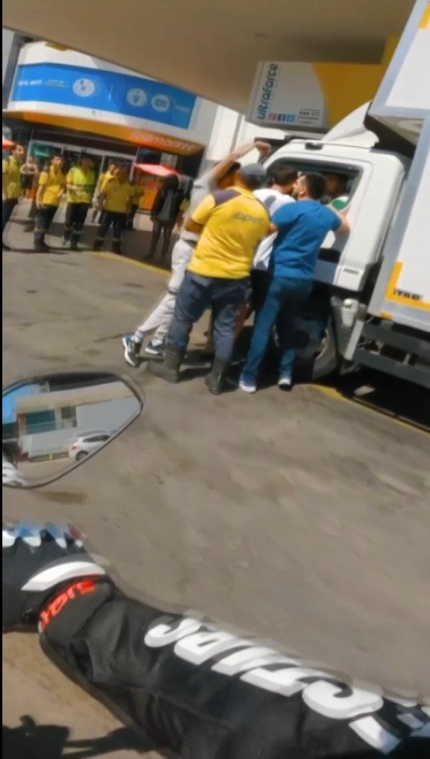 Maltepe’de akaryakıt istasyonunda satırlı kavga kamerada