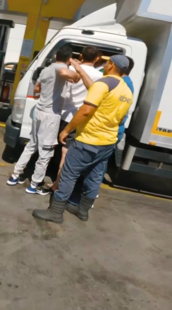 Maltepe’de akaryakıt istasyonunda satırlı kavga kamerada