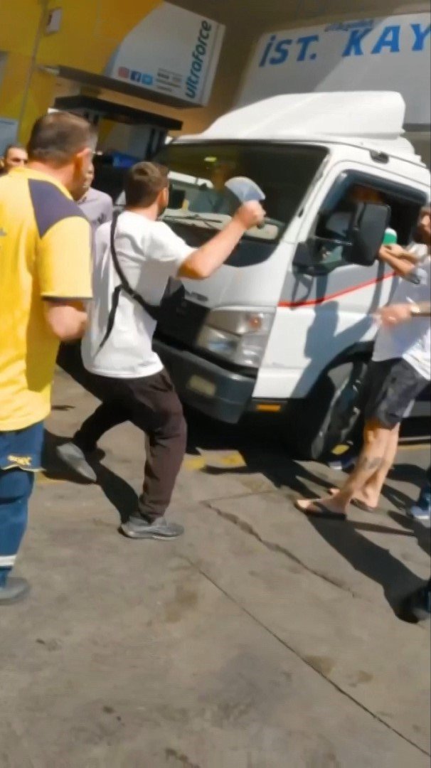 Maltepe’de akaryakıt istasyonunda satırlı kavga kamerada