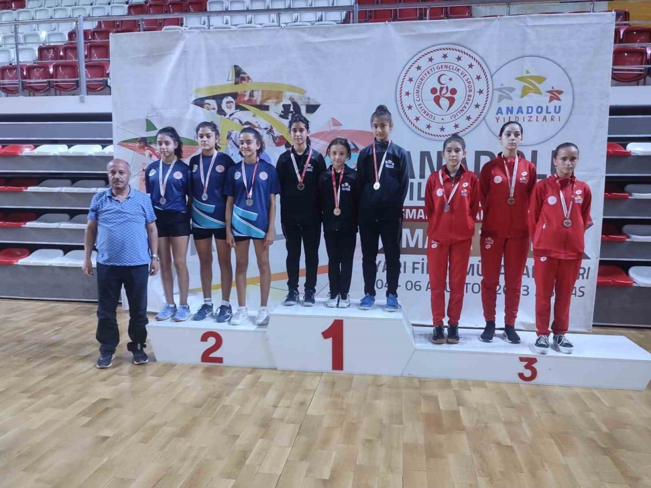 Kayseri Kız Takımı, masa tenisi yarı finalinde