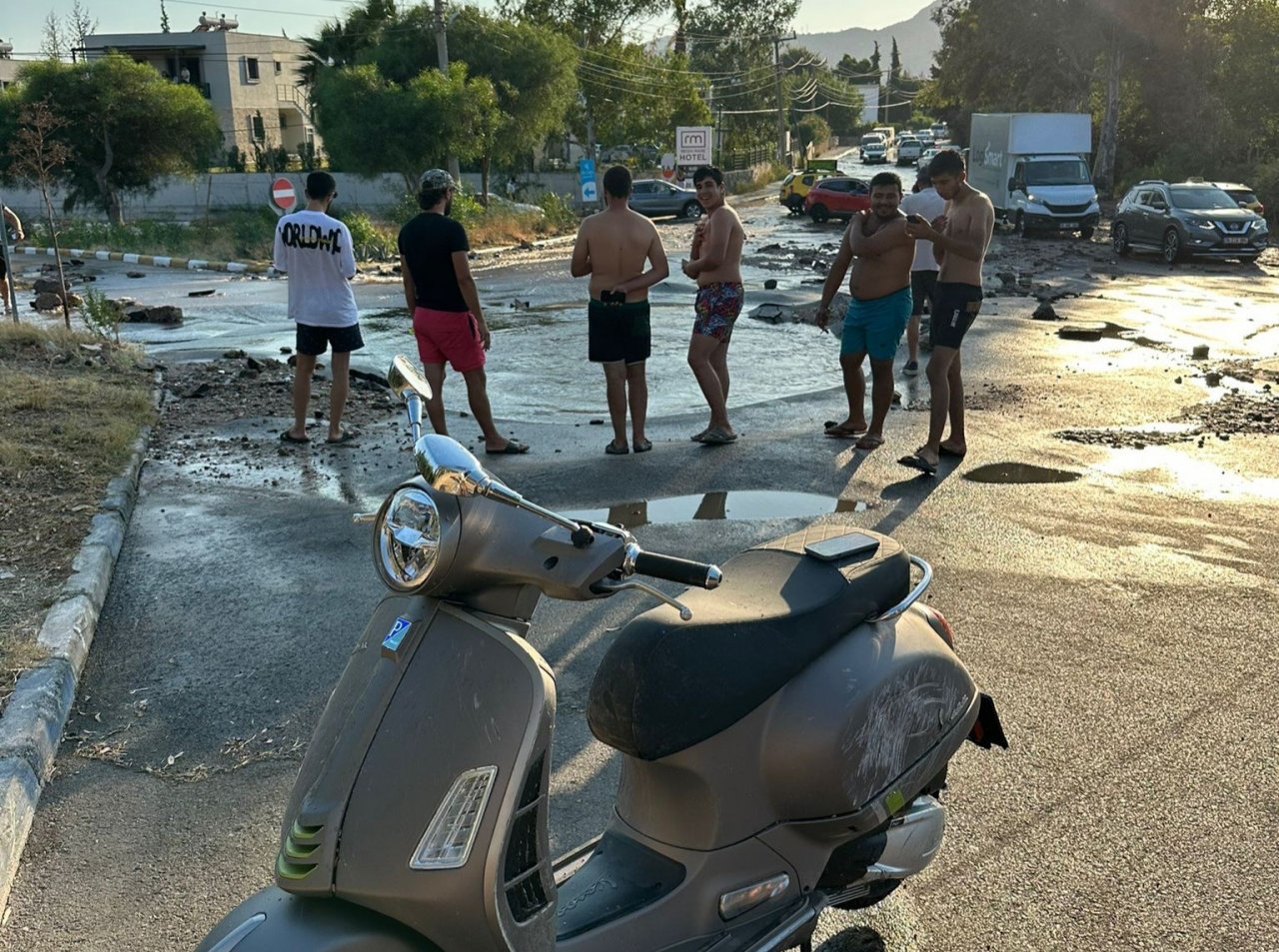 Bomba gibi patladı, motosikletli ve köpeğini havaya fırlattı