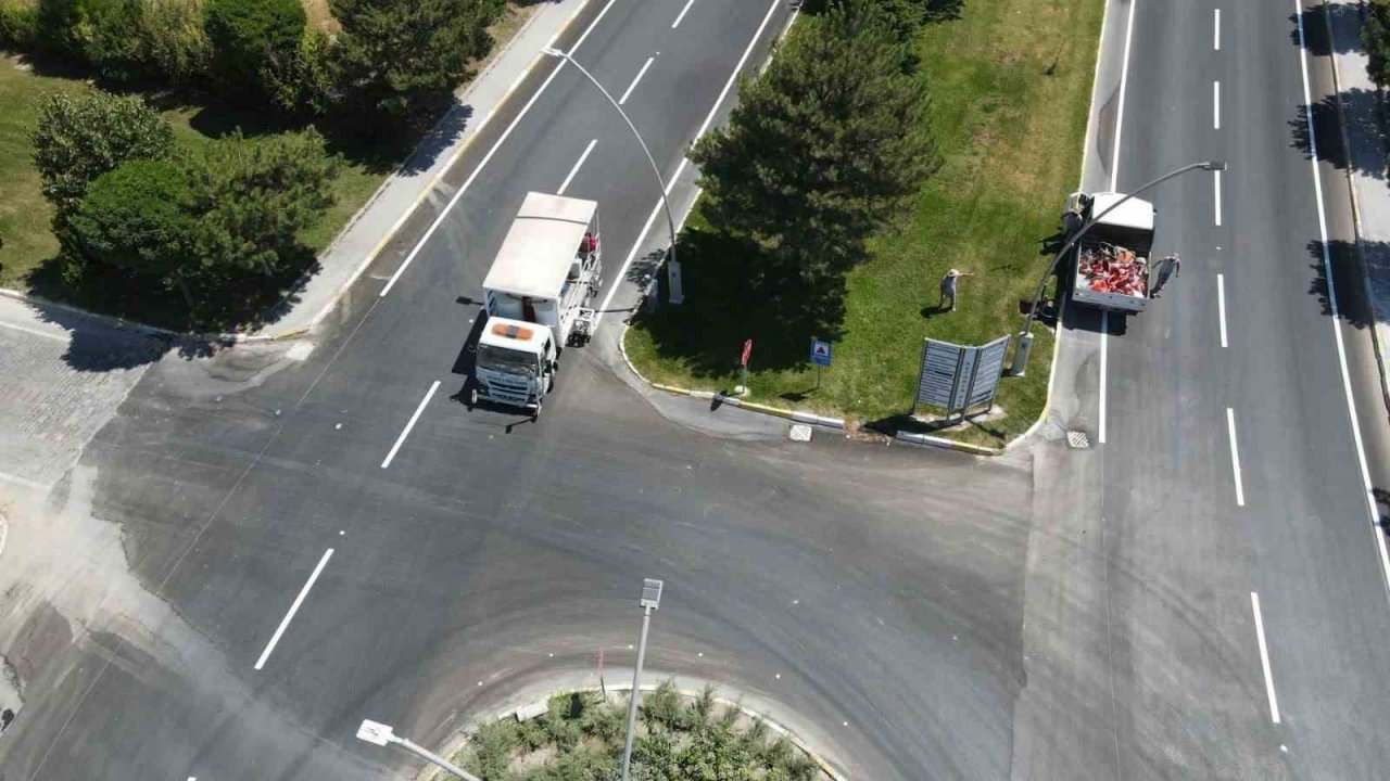 Nafi Güral Caddesinde yol boyama çalışmaları tamamlandı