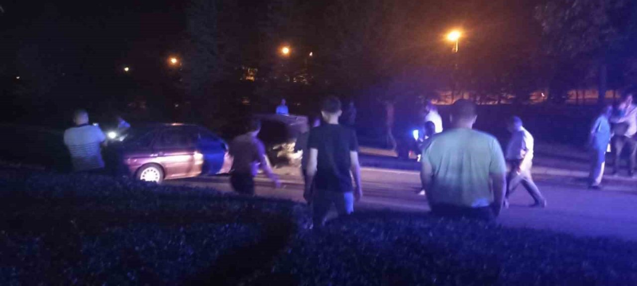 Birbiriyle çarpışan 2 araç kullanılamaz hale geldi