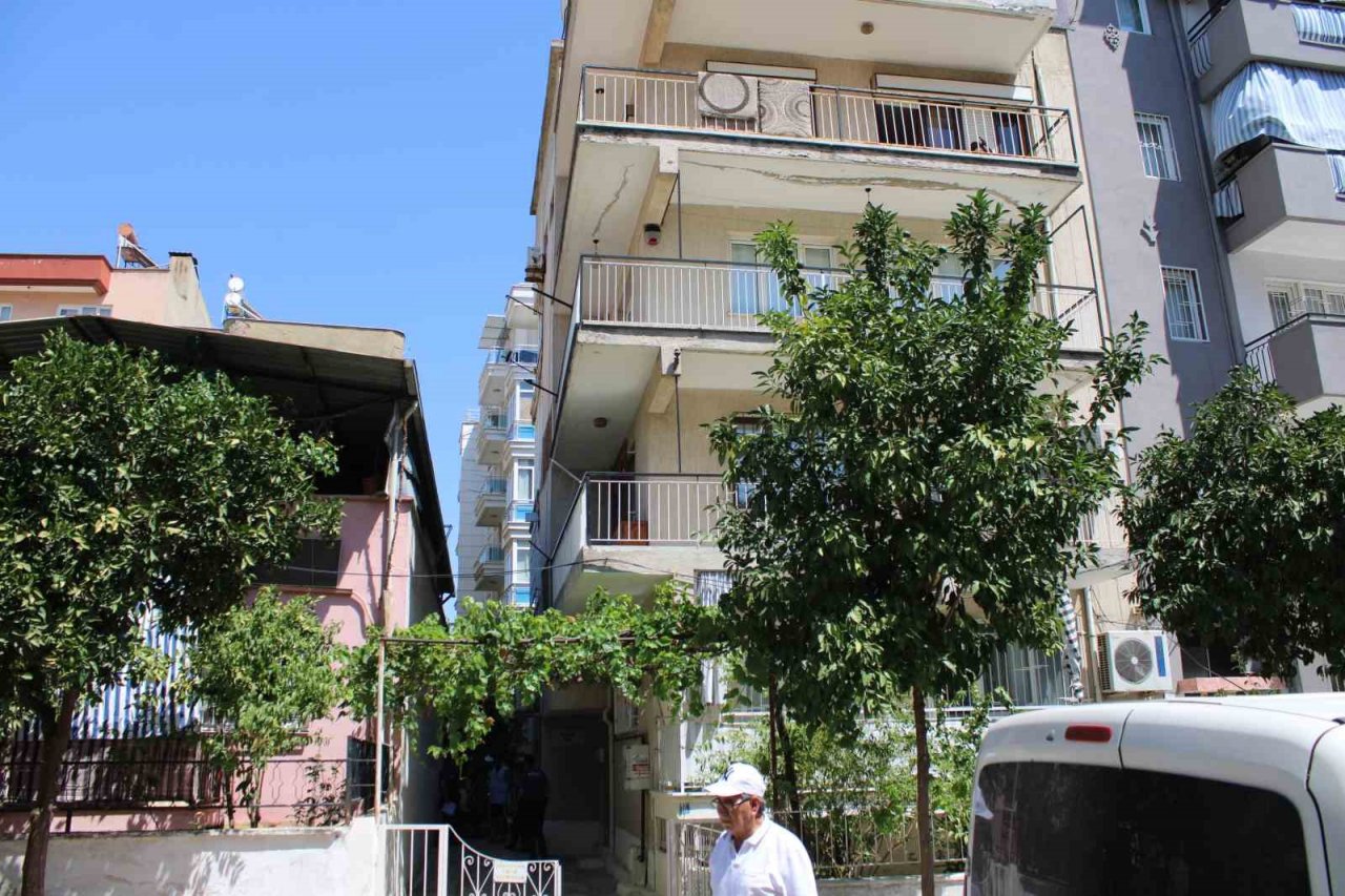 Yüksek lisans öğrencisi evinde ölü bulundu