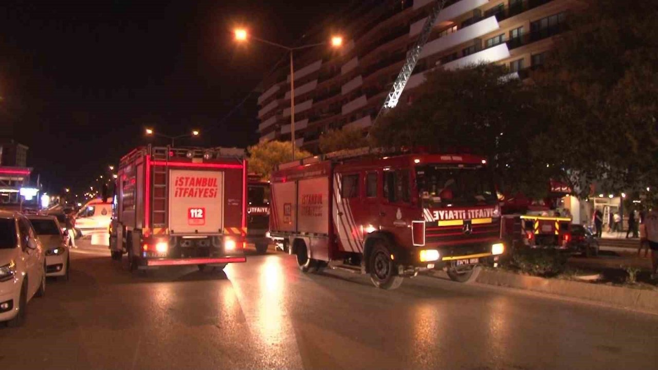 Pendik’te lüks bir sitenin çatısı yandı, itfaiyenin soğutma çalışması sürüyor